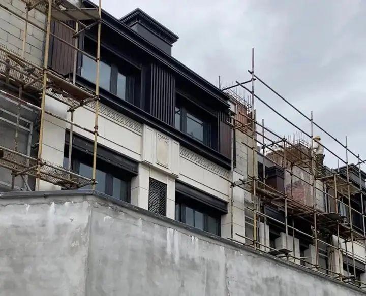 例如,前段时间闹得沸沸扬扬的泰禾院子集中烂尾事件.