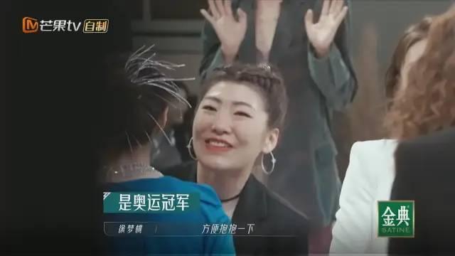 《乘风破浪》第三季开播:谢娜主持终于拿手卡了,有被王心凌甜到(2021乘风破浪第三季播出时间)