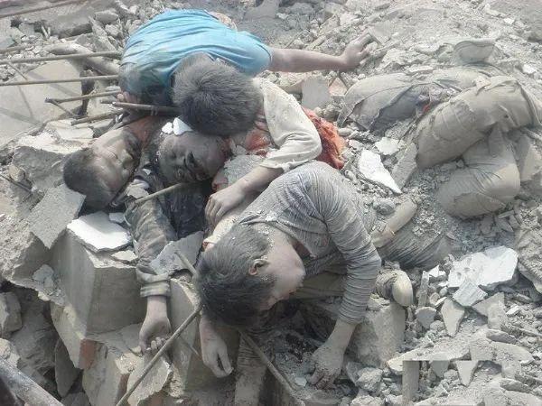 钢筋混凝土中"插满"了一家人一对父母抱着女儿的遗体在哭泣一位母亲在