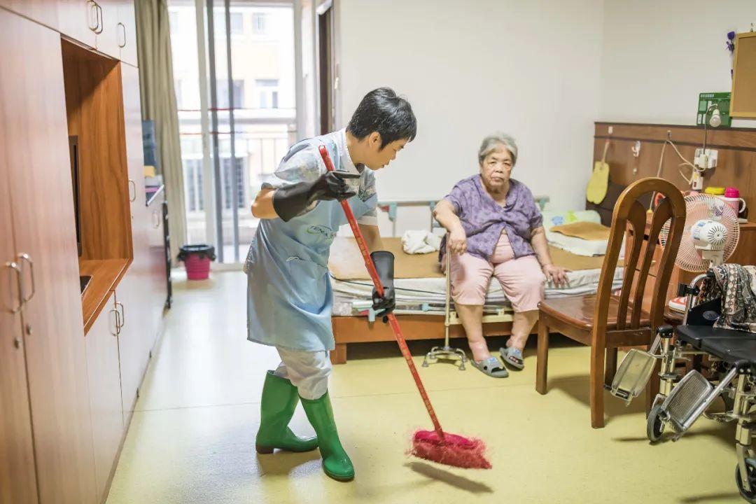 图片来自视觉中国按照中国"9073"养老模式,90%老人居家养老,7%享受