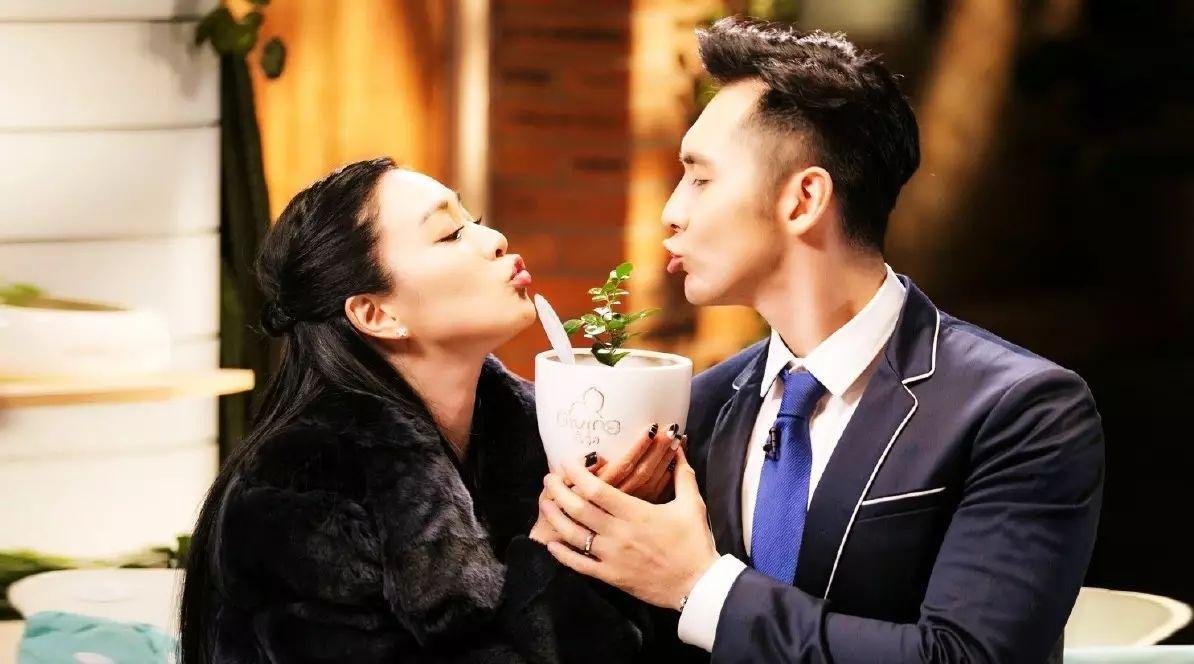 "人鱼夫妇"又双叒出来虐狗,平安夜像唐嫣刘诗诗林心如这么甜蜜过就对