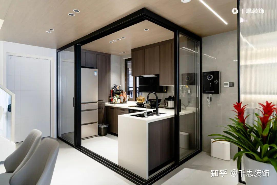 装修案例 | 140㎡复式侘寂风,开放式玻璃厨房太惊艳,美到被盗图!