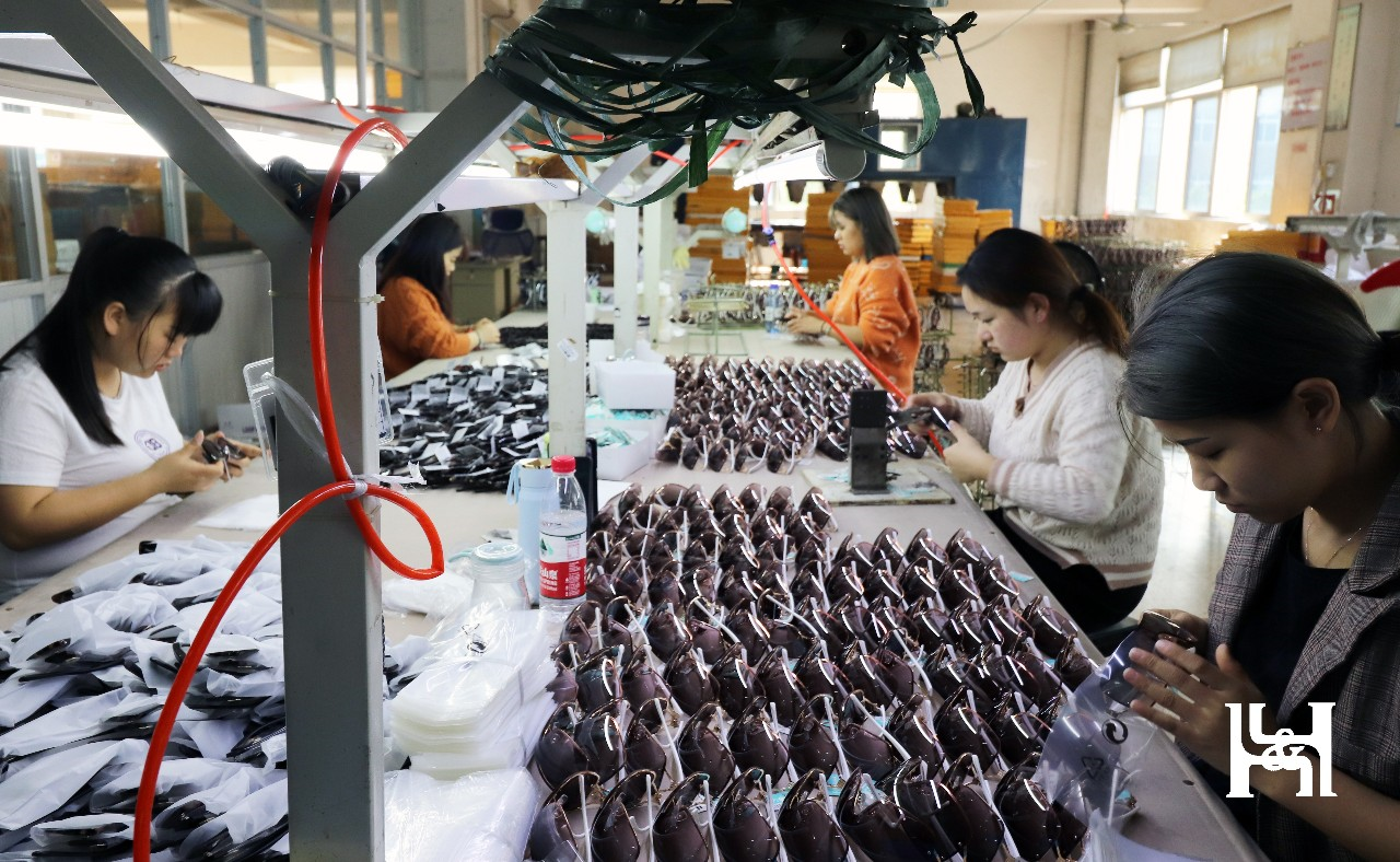 眼镜制造行业如何做数字化转型宏鸿眼镜着眼数字化转型实现智能制造