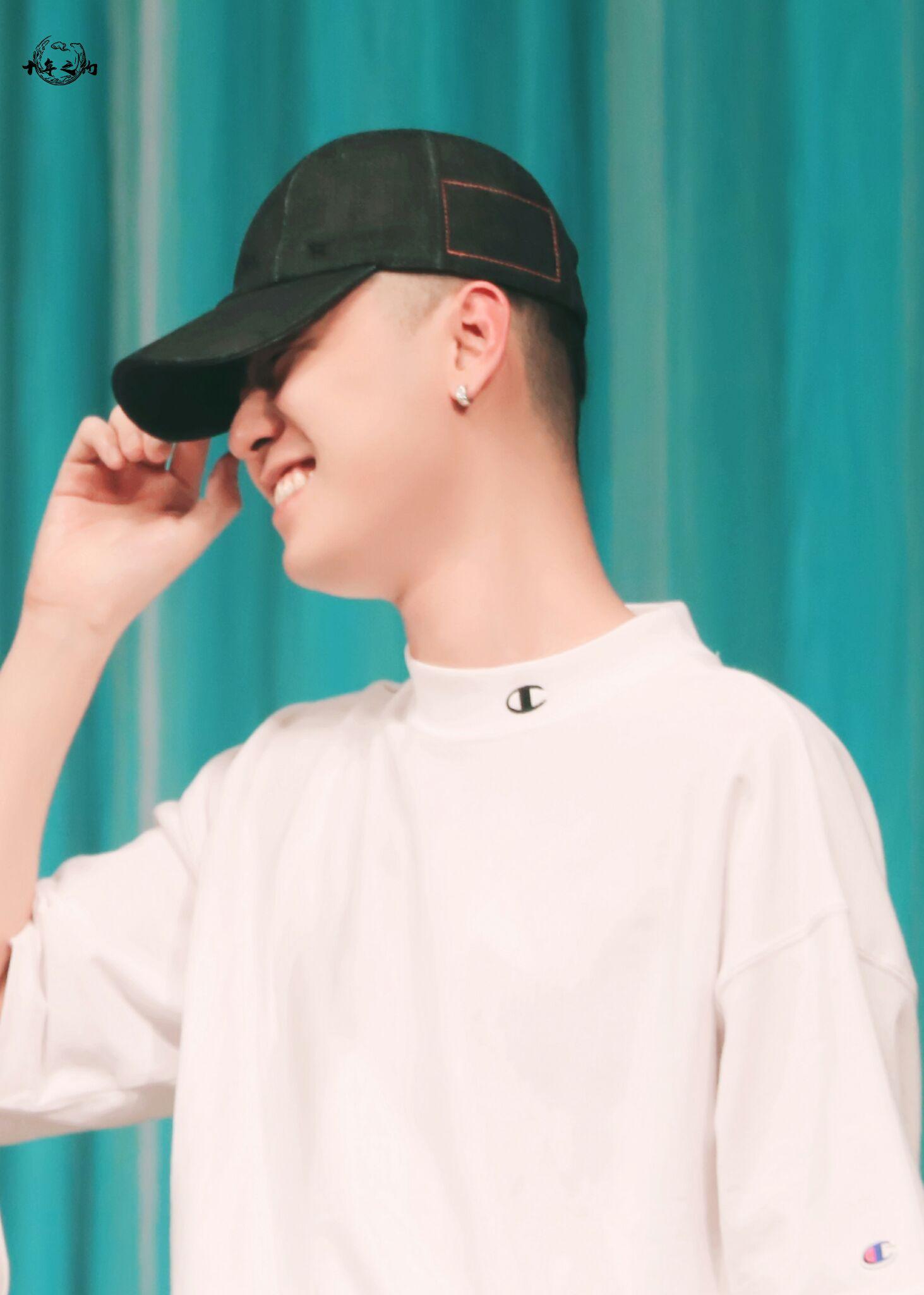 这是一个求图问题请问有张云雷白t恤的照片嘛这个系列的