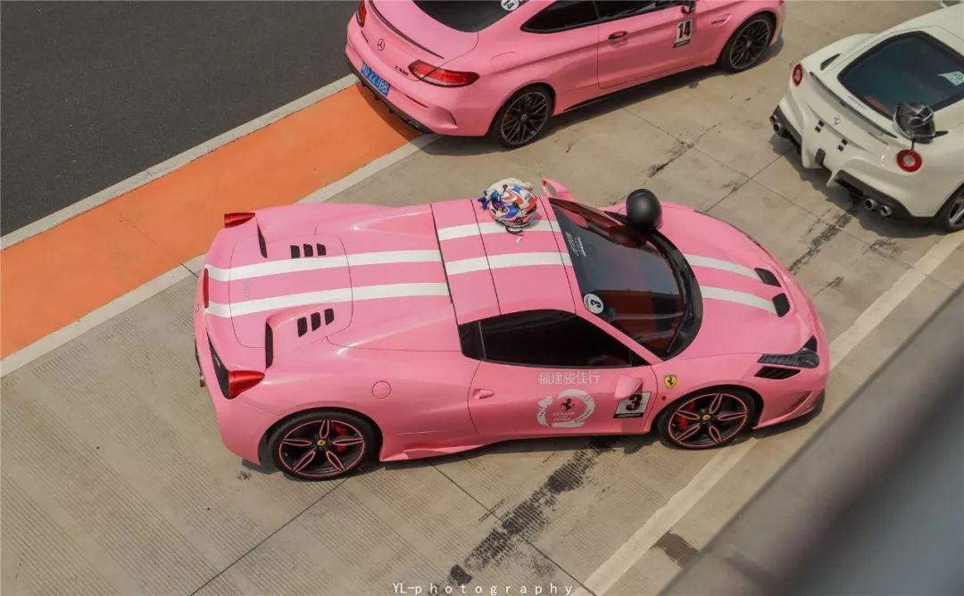 一群骚粉色超跑性能车集结,在马路上遇见千万不要挑衅它们! - 知乎