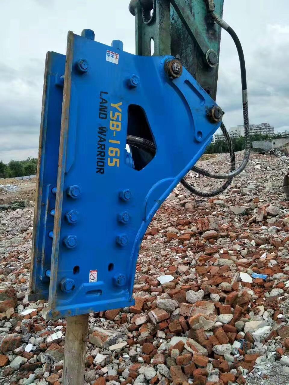 海南神钢350机装蓝色勇士165锤工程里的铠甲勇士