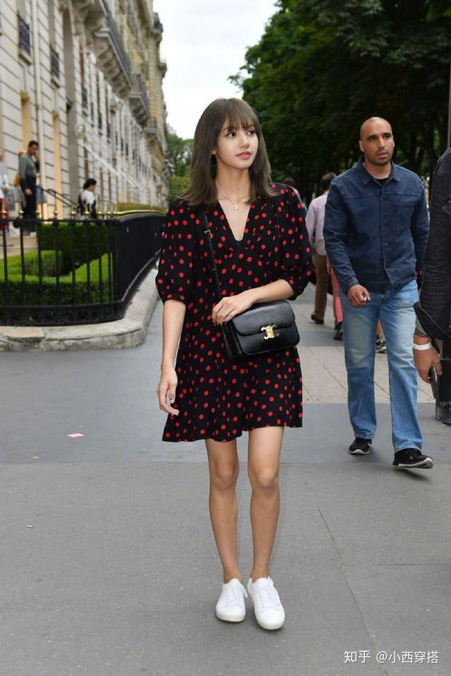 几张专辑持续轰动全网,其中的泰国籍成员lisa和韩国籍成员jennie更是