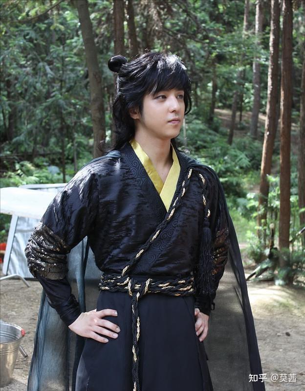 虽然韩国人和中国人在长相上没有太大的区别,但是金起范的古装看起来