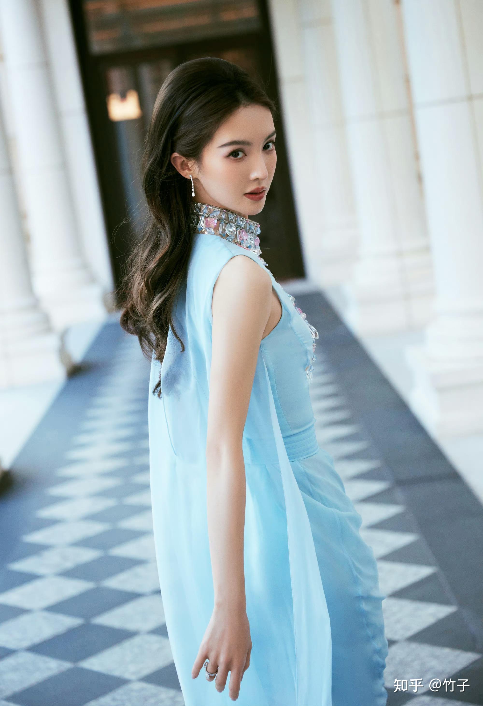 金晨最新美照大放送静谧蓝羽毛礼服裙曼妙飘逸高贵典雅金晨美