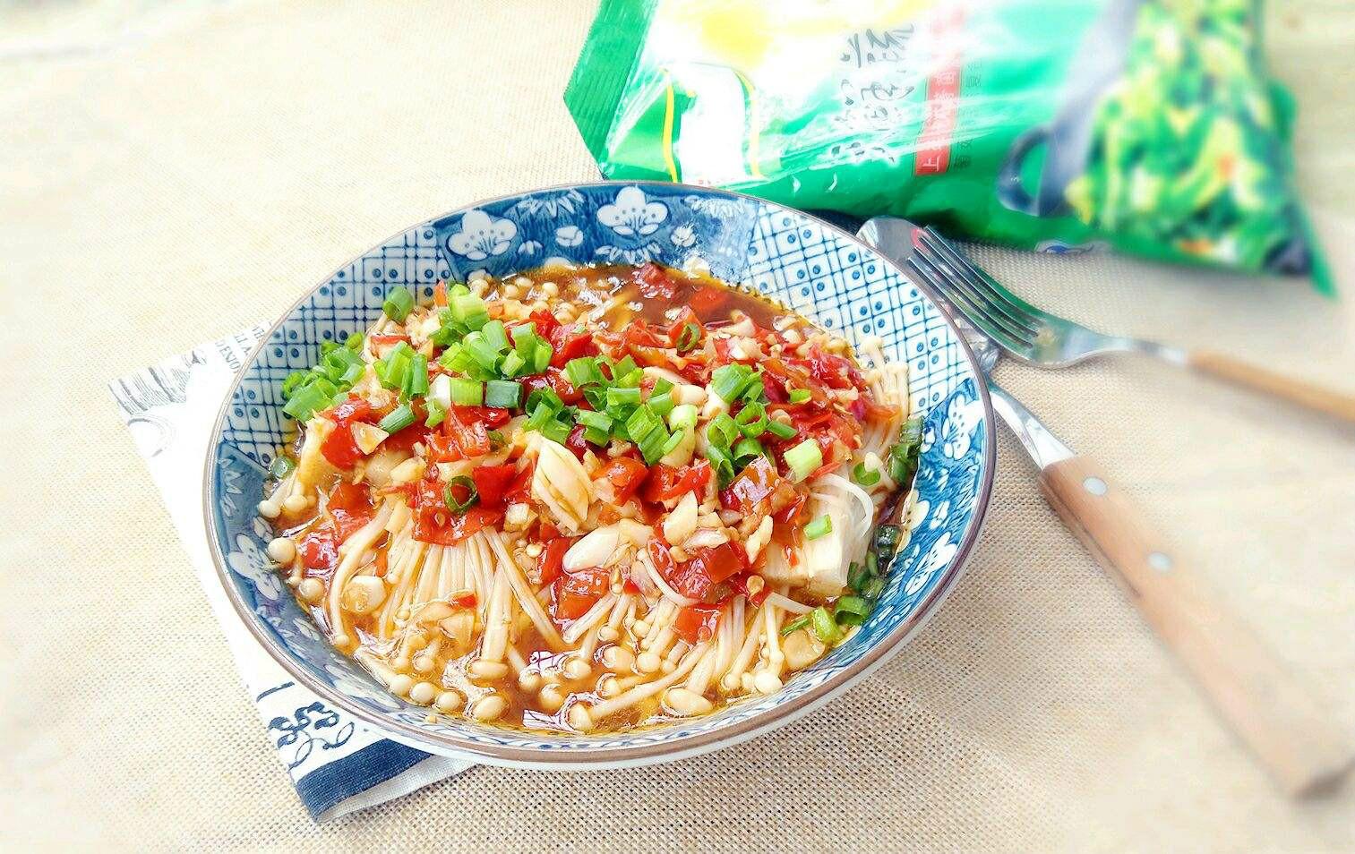 金针菇新吃法料汁拌一拌香辣入味配米饭更香