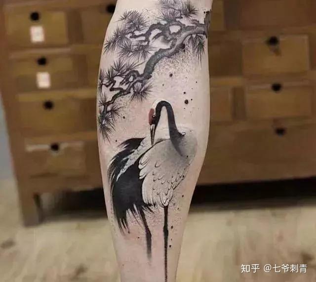 所以人们常把它和松树绘在一起,由于仙鹤生命较长