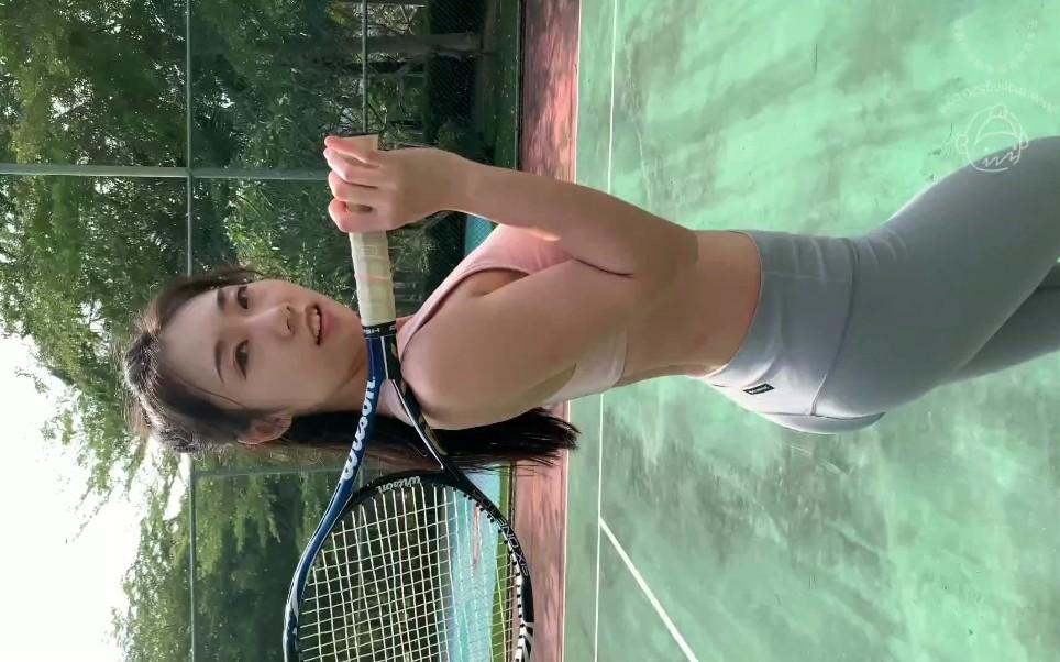 绅士们,美女三点式泳装与海滩风景