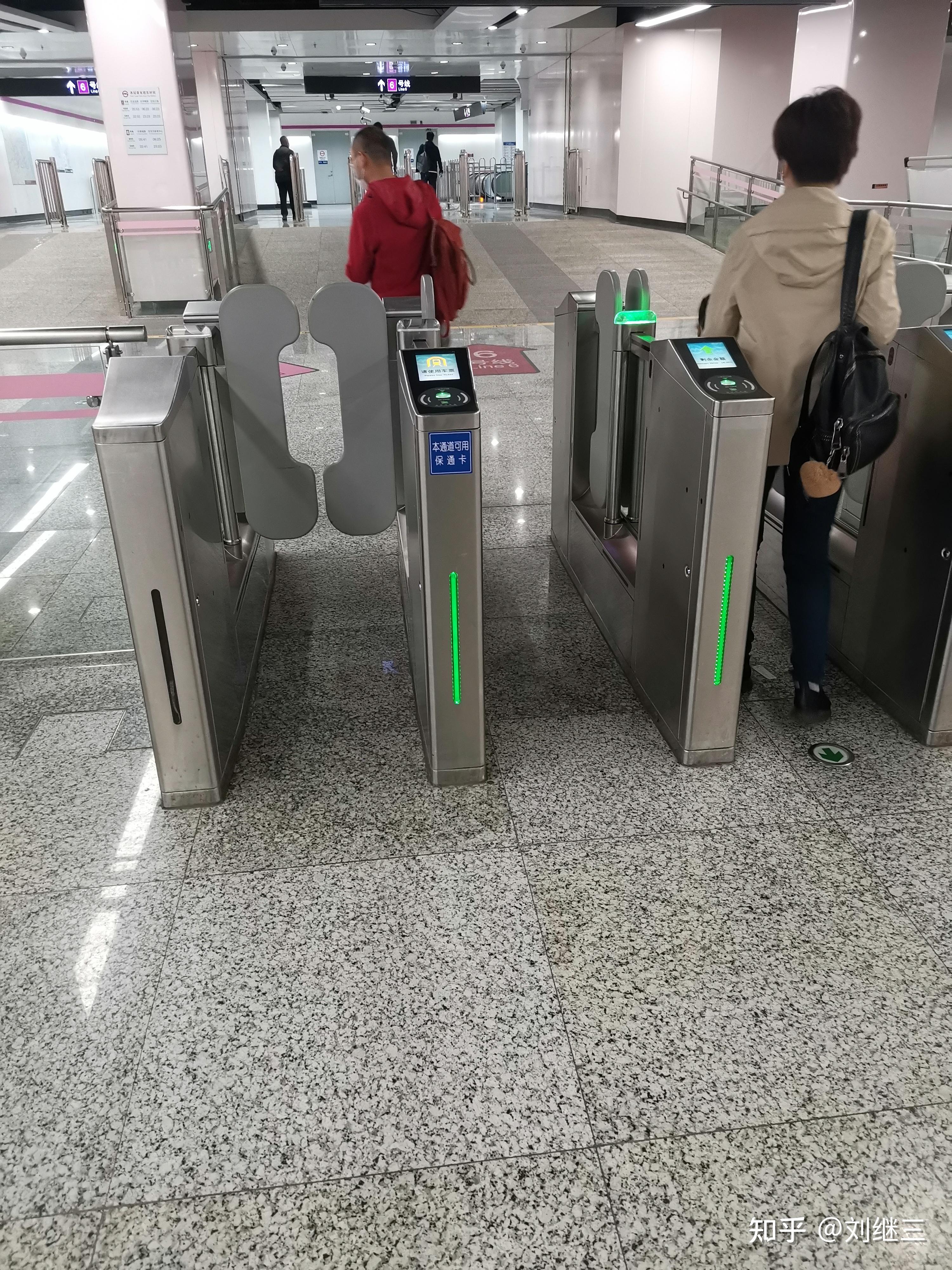 通过乘客的动作及手提物的验票处理技术摆门式自动检票机符合人体工学