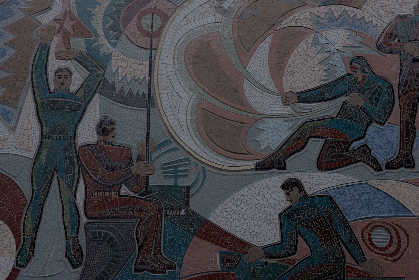 卢茨克民防组织驾驶学校墙上的 20 世纪 70 年代苏联马赛克