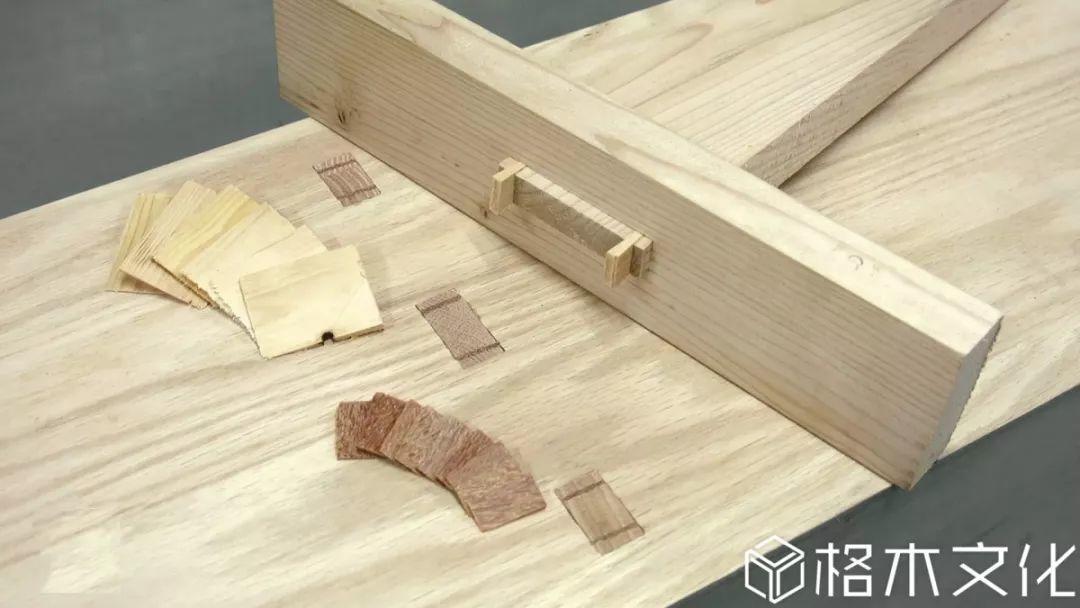 这里因为用来做木楔子的木料较厚,我安排了两个斜切的锯路和两个垂直