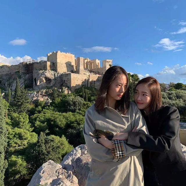 好姐妹嘛,当然要挽手,勾肩搭背啦～转圈的时候想象自己是一个轻盈的