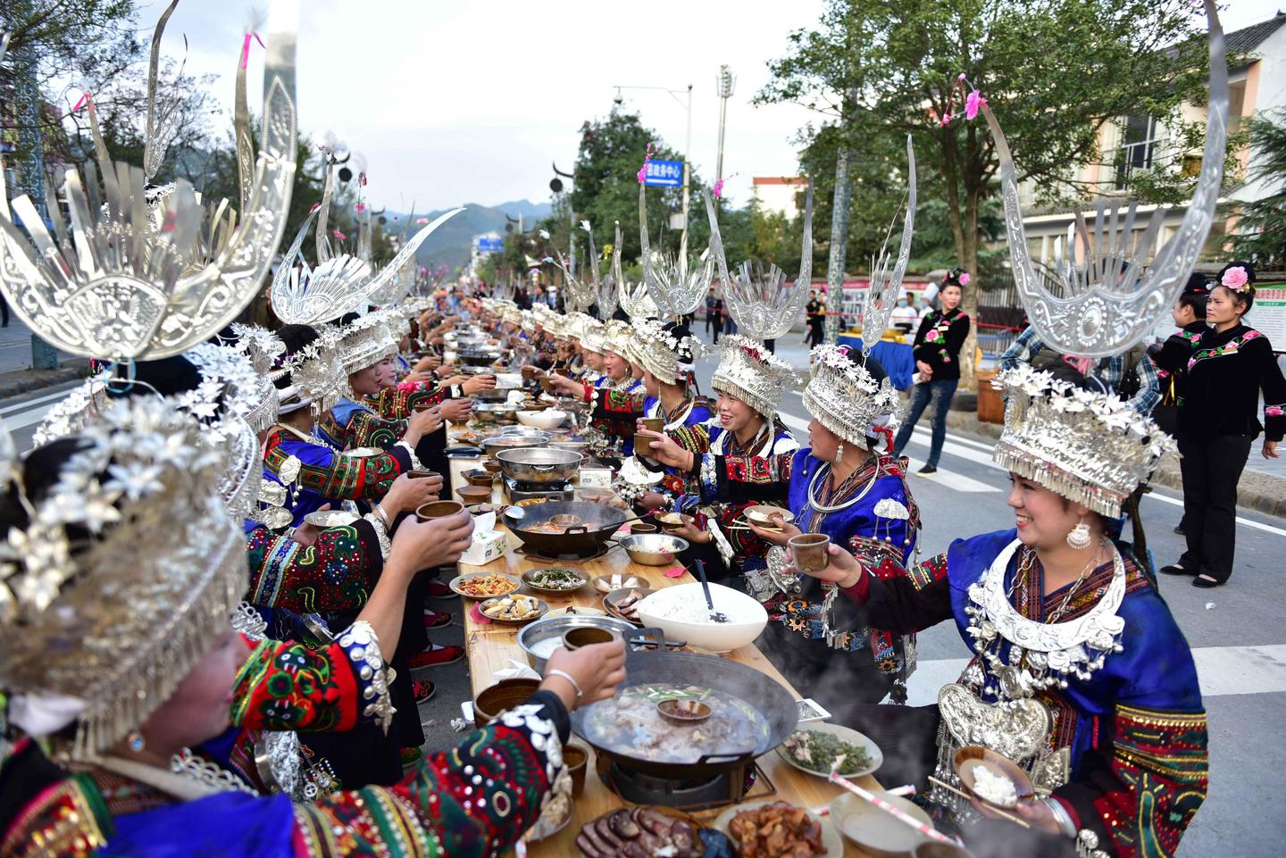 西江赏你味蕾上的享受,月圆之夜赴千人长桌盛宴