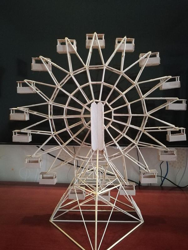 2mm的小木棒 一点一点测量,拿锯子锯 从一堆木棍里面竖起了一座摩天轮