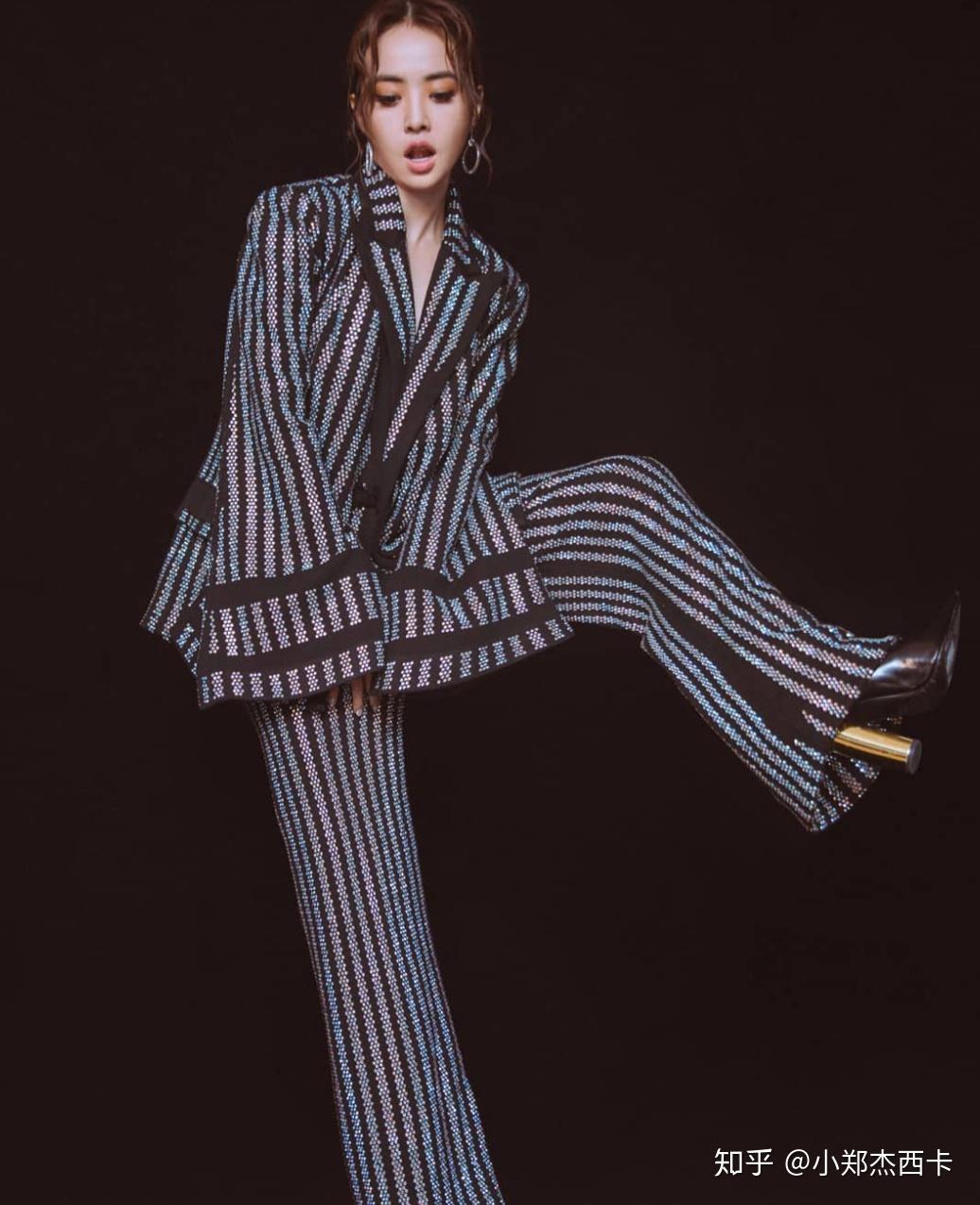 6米,气场却秒杀旁边的男舞蹈演员.其实,不一定非要穿阔腿裤套装.