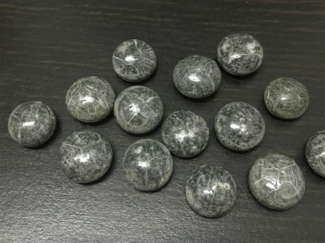 将骨灰制成"生命晶石",生命晶石即"骨灰晶石",是通过压力高温升华等