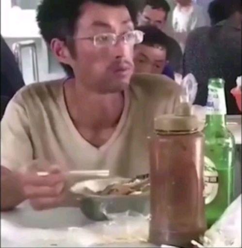 一次吃了12个馒头也不怕把肚皮撑破了服气