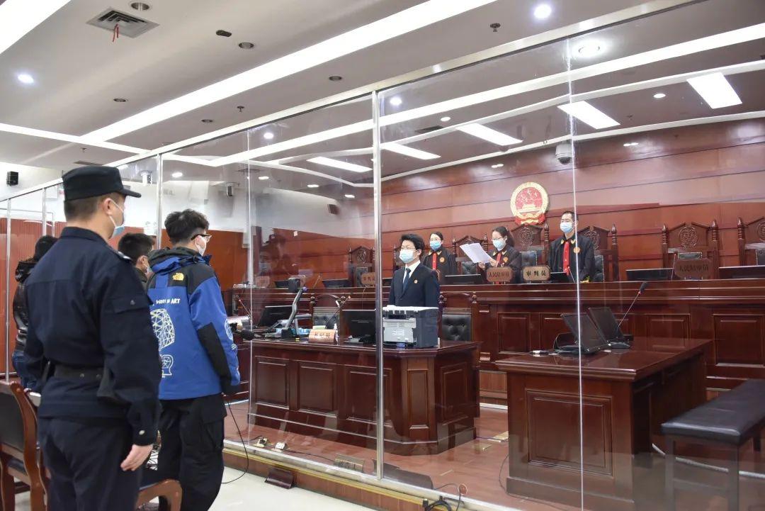 网络游戏“鸡腿”外挂被判四年(图3) 一审开庭认罪多久宣判_一审在法院宣判缓刑_和平精英外挂售卖