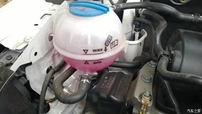 车上很多油液储液罐上都有刻度线,添加范围需要维持在上下限刻度之间