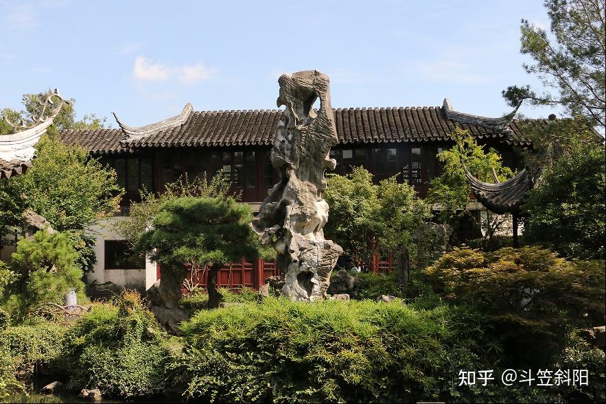 有著名的冠云峰耸峙,冠云亭玉立峰右,冠云楼高居峰后