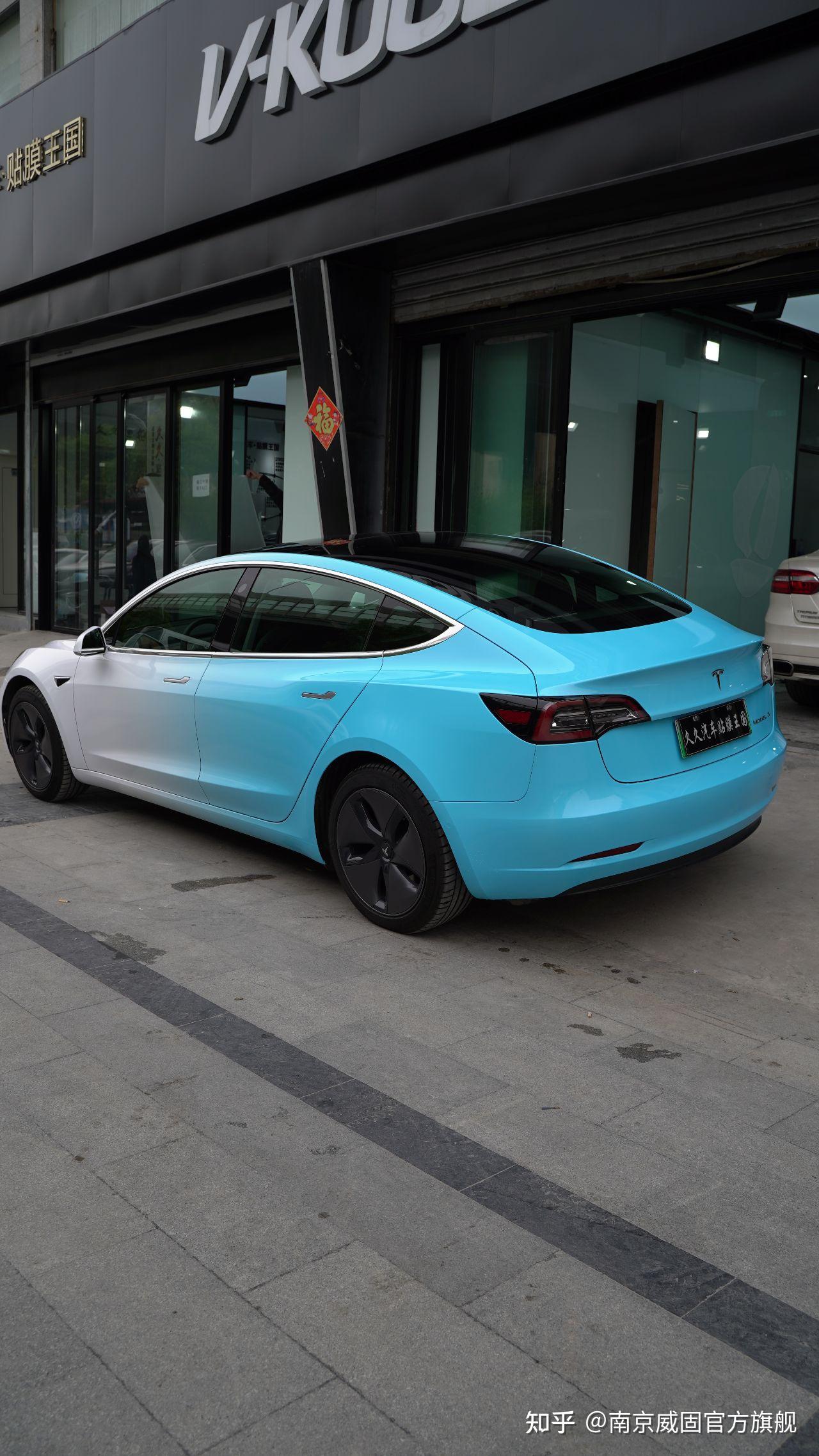 特斯拉model3白色渐变蓝
