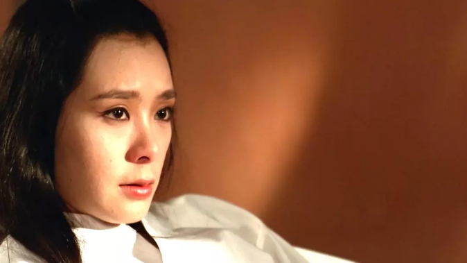 相比于野史中对鱼幼薇的记载,电影将她从悲情女主改编成了思想前卫的