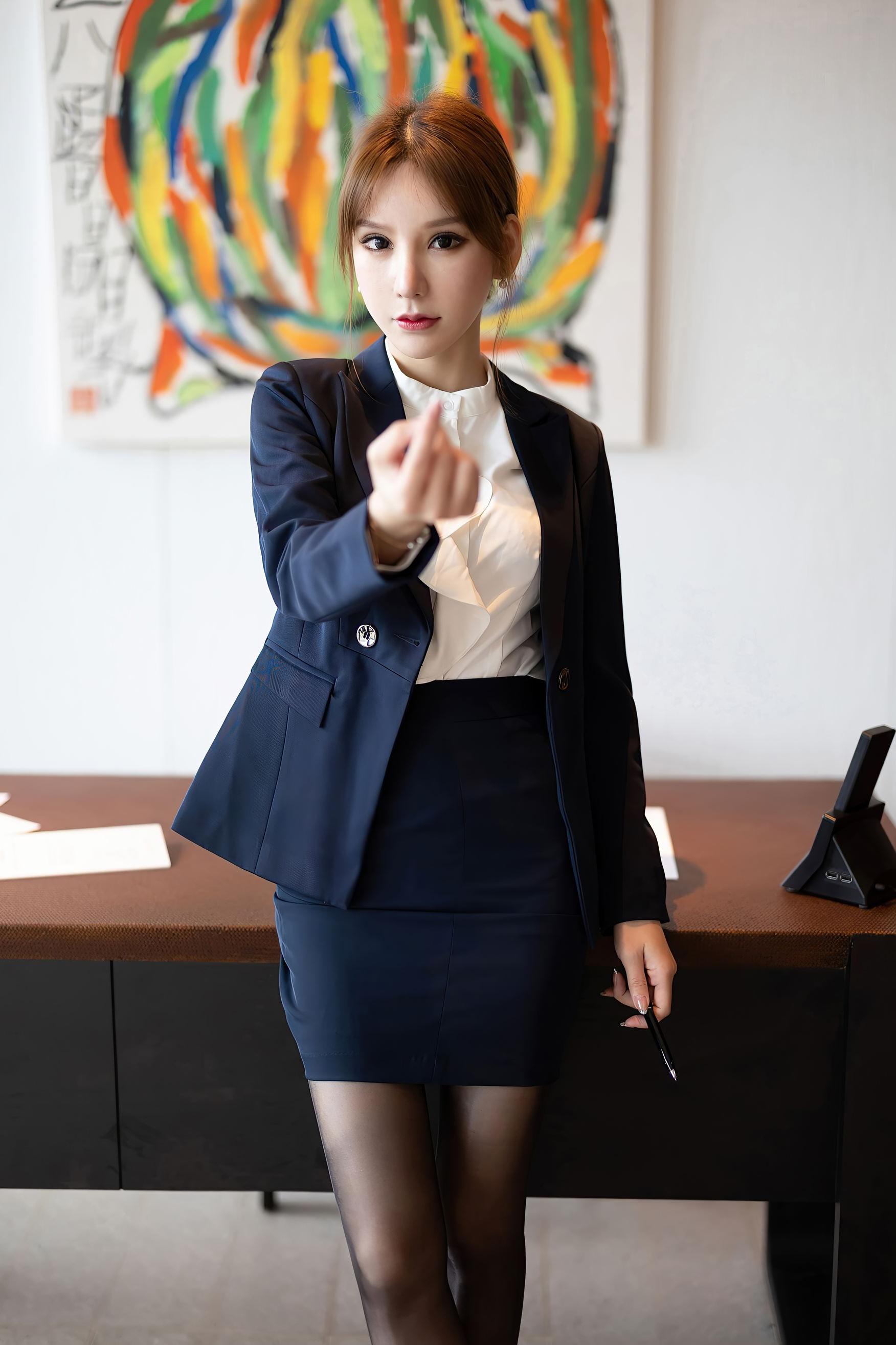 白领女性或者办公室女职员都可以统称为officelady,她们打扮入时衣着
