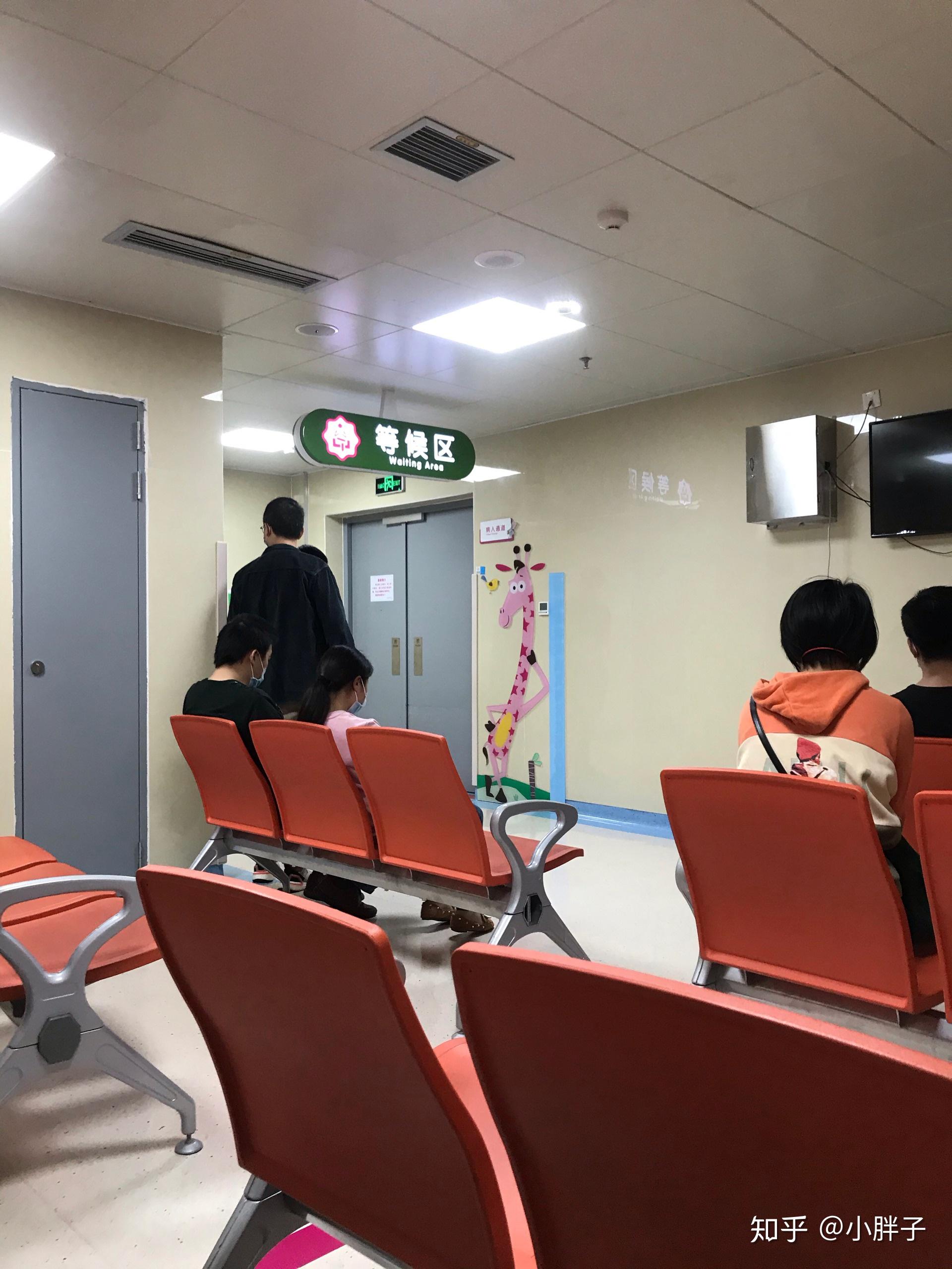 家属哭声突然听到医生喊一个家属名字在等候区看看不一样的世界小胖子