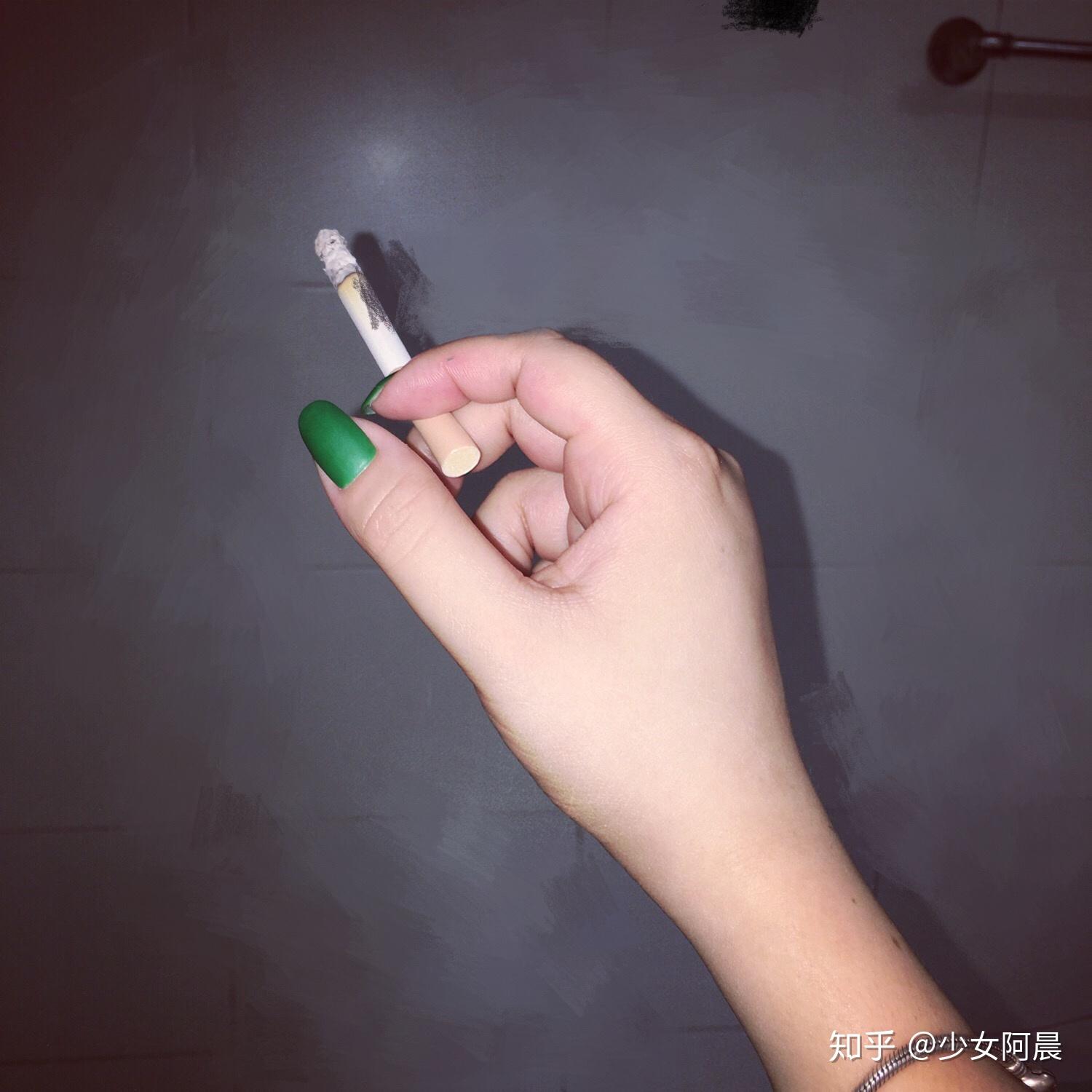 抽烟图片女手部图片