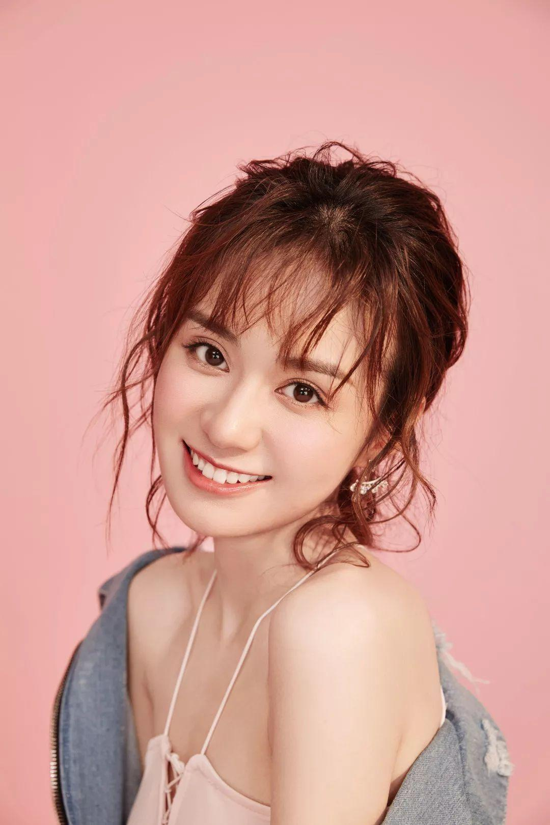 加深双眼皮,让眼睛看起来很有神,笑起来眼睛里仿佛有星星~郑合惠子的