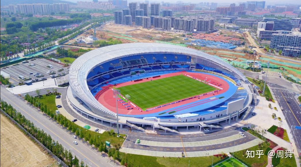 但是依然有近万名球迷涌入了位于青岛西海岸的古镇口大学城体育中心