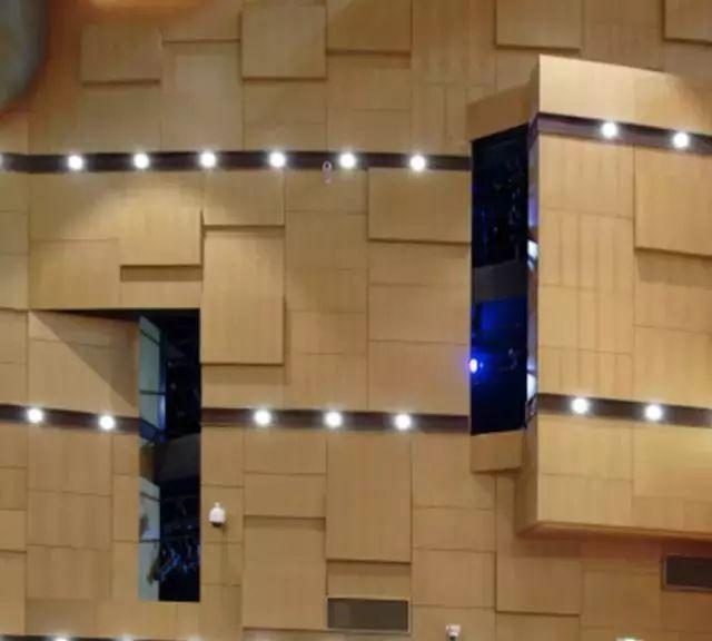 光线从侧面投向舞台表演区的灯位,分别称之为左,右耳光.