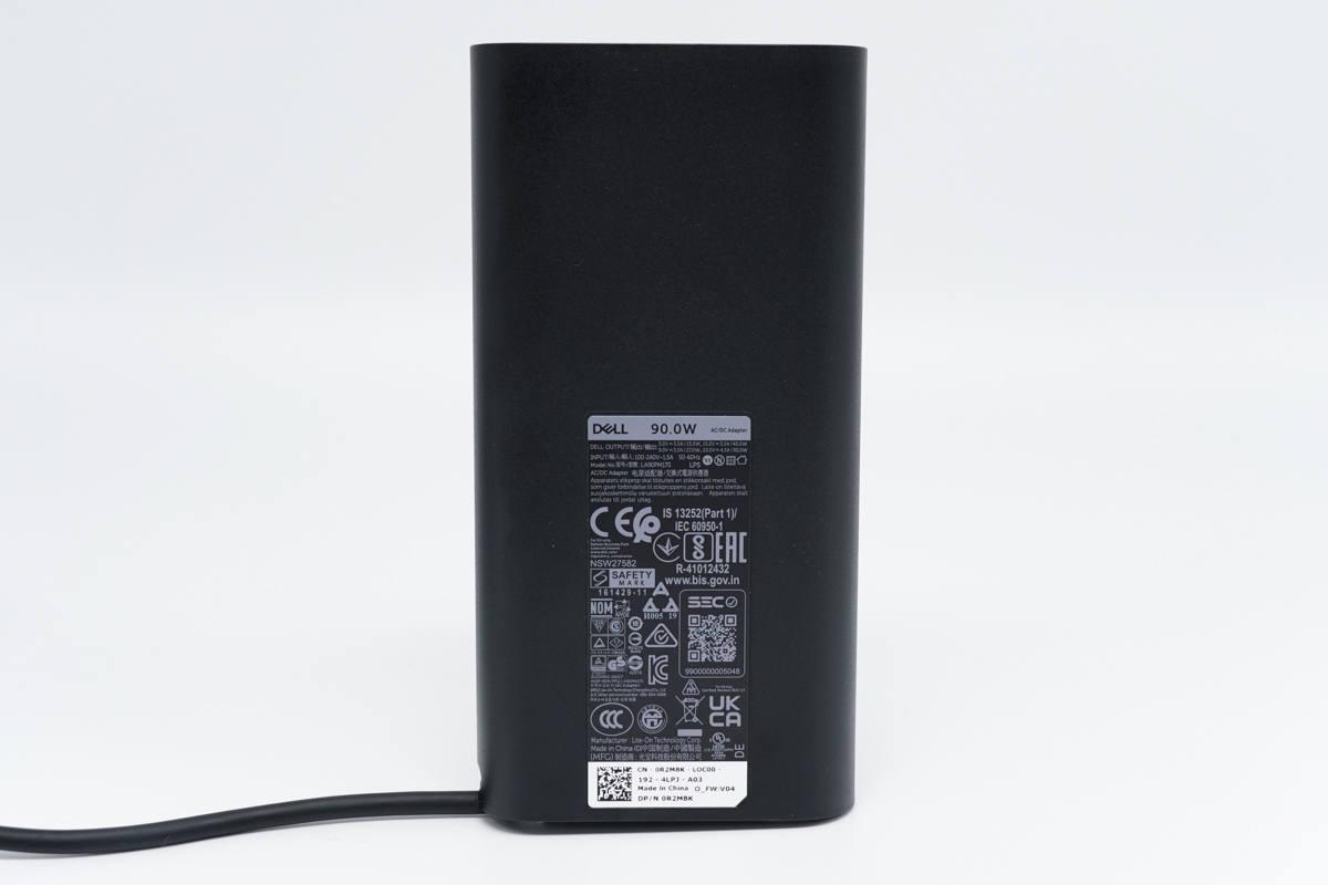 这款戴尔90w充电器外观上扁平纤长,两端都拥有延长线材.