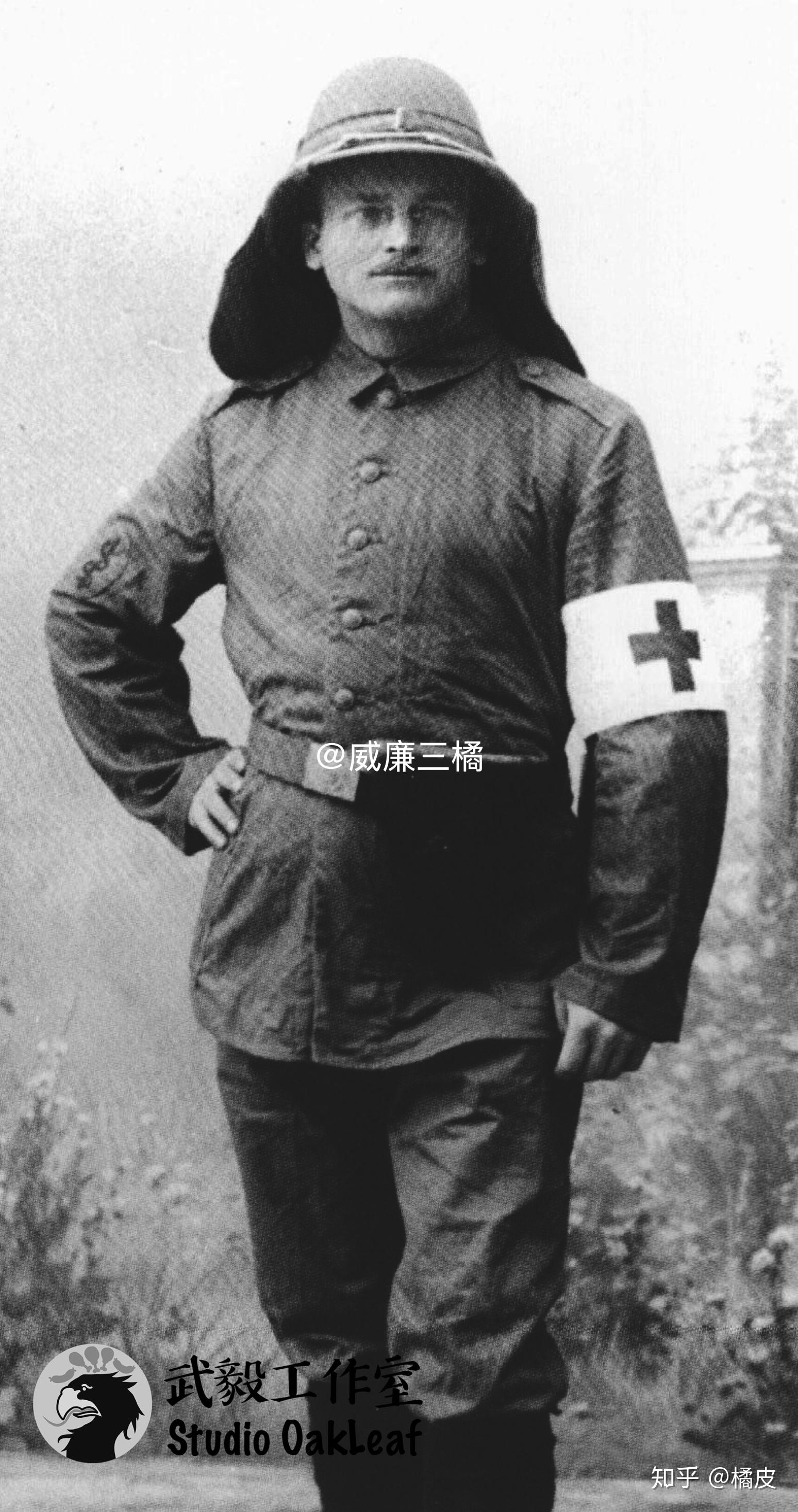 身着热带军服佩戴袖标的医疗兵1900年侵华德军剩余的库存白色檐帽也在