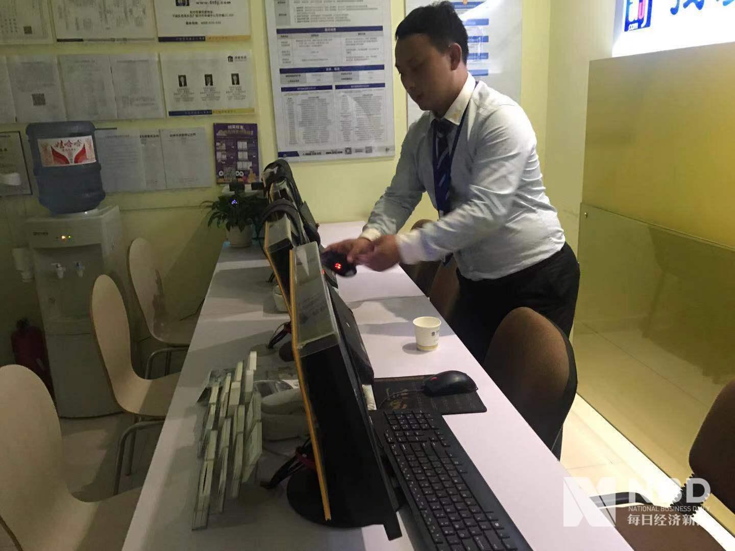 特写地产中介人的黄金周