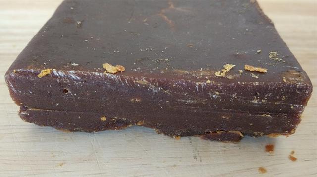 费力,刀刃吃糖薄厚合适的话,切起来是"沙沙沙"的声音;假糖难切很费力