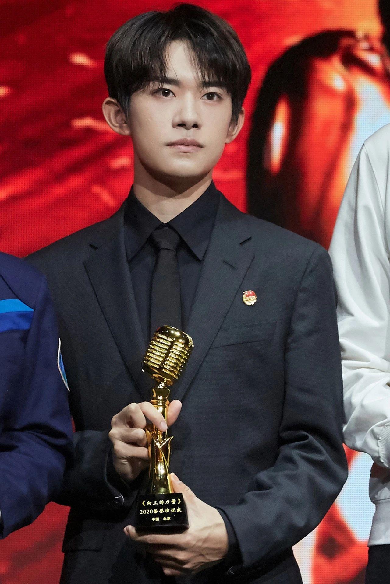 易烊千玺壁纸不惧镜头角度各面皆是惊玺