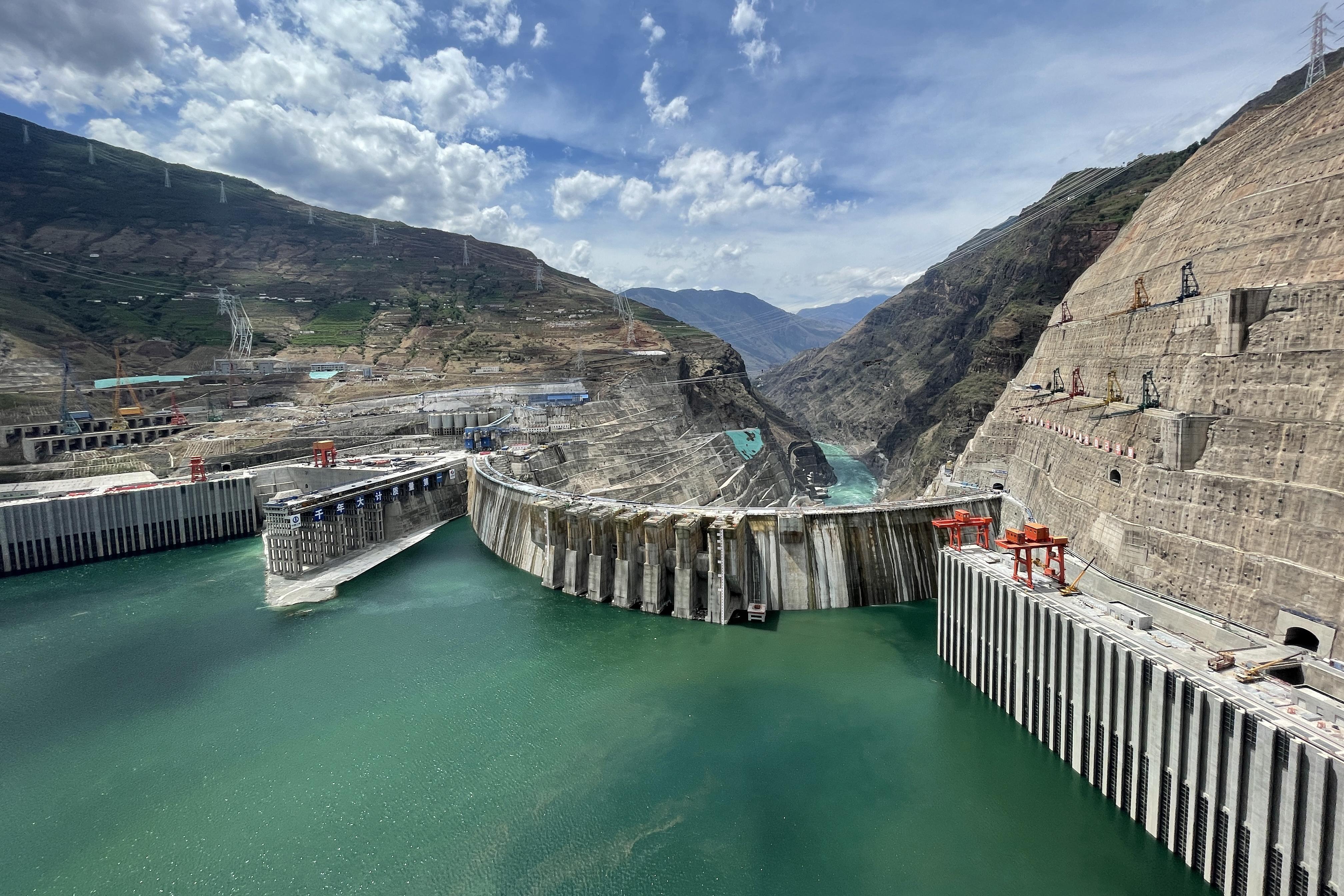 当今世界在建规模最大,技术难度最高的金沙江白鹤滩水电站正式投产