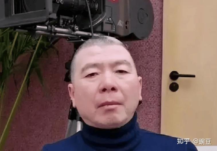 冯小刚近况曝光被传病危移民徐帆崩溃放弃养女被指亲生本人回应炸了