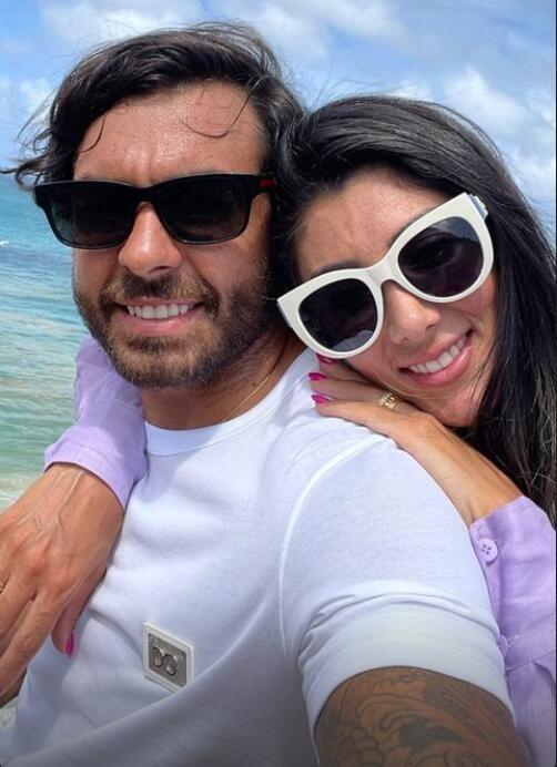 享受假期高拉特与妻子前往海岛度假