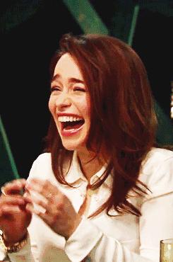 怀疑,出戏的不止你一个,总感觉龙妈要绷不住来个囧之微笑:[游侠索罗]