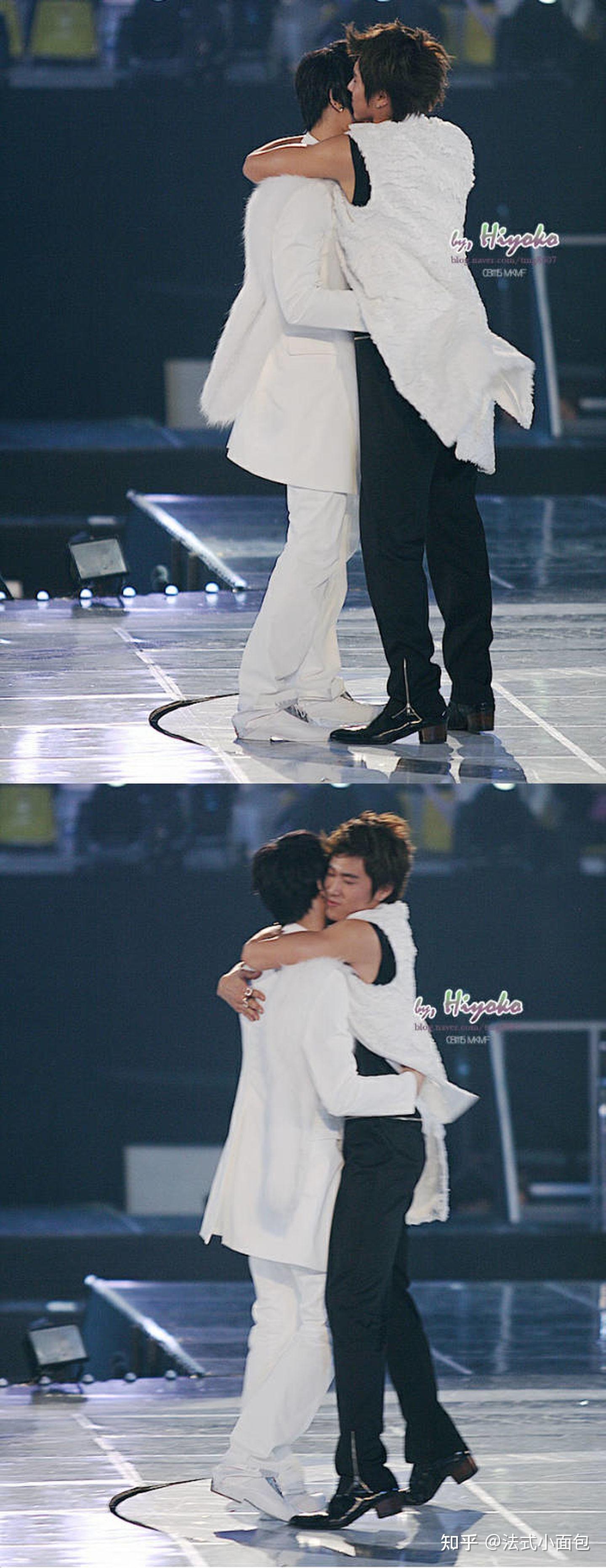 红色电话亭,世纪拥抱,全世界最爱炒年糕……营业期间的两人发糖发到让