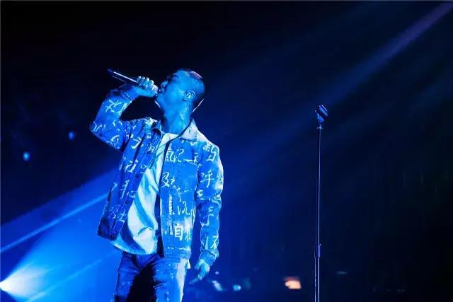 音乐裹挟时代前行歌手2018用顶级音乐诱发心灵共振