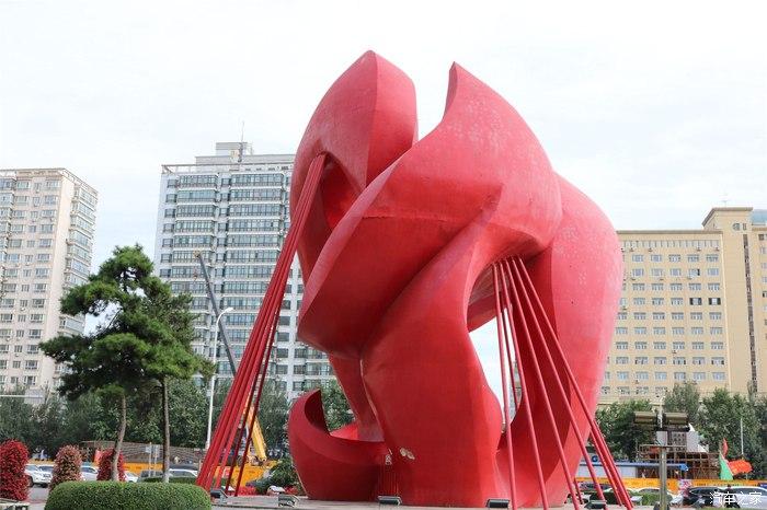 象征着团结的魅力雕塑乐松广场前面用草坪做成的大字,最美香坊三大