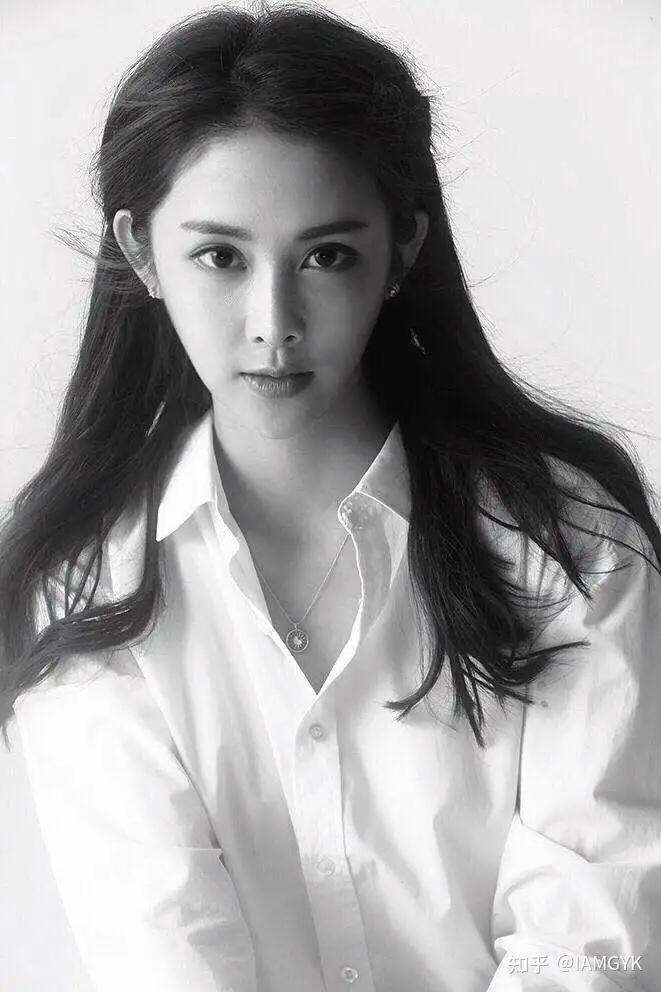 据悉,林籽也是一位演员,比李子峰整整小了9岁,17岁时还曾担任过饶雪漫