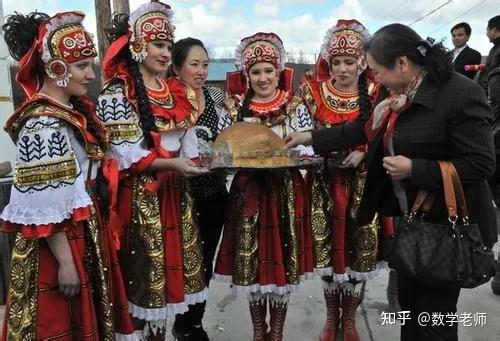 今天我国东北和新疆的俄罗斯族很大一部分都是华男俄女的后代,他们之